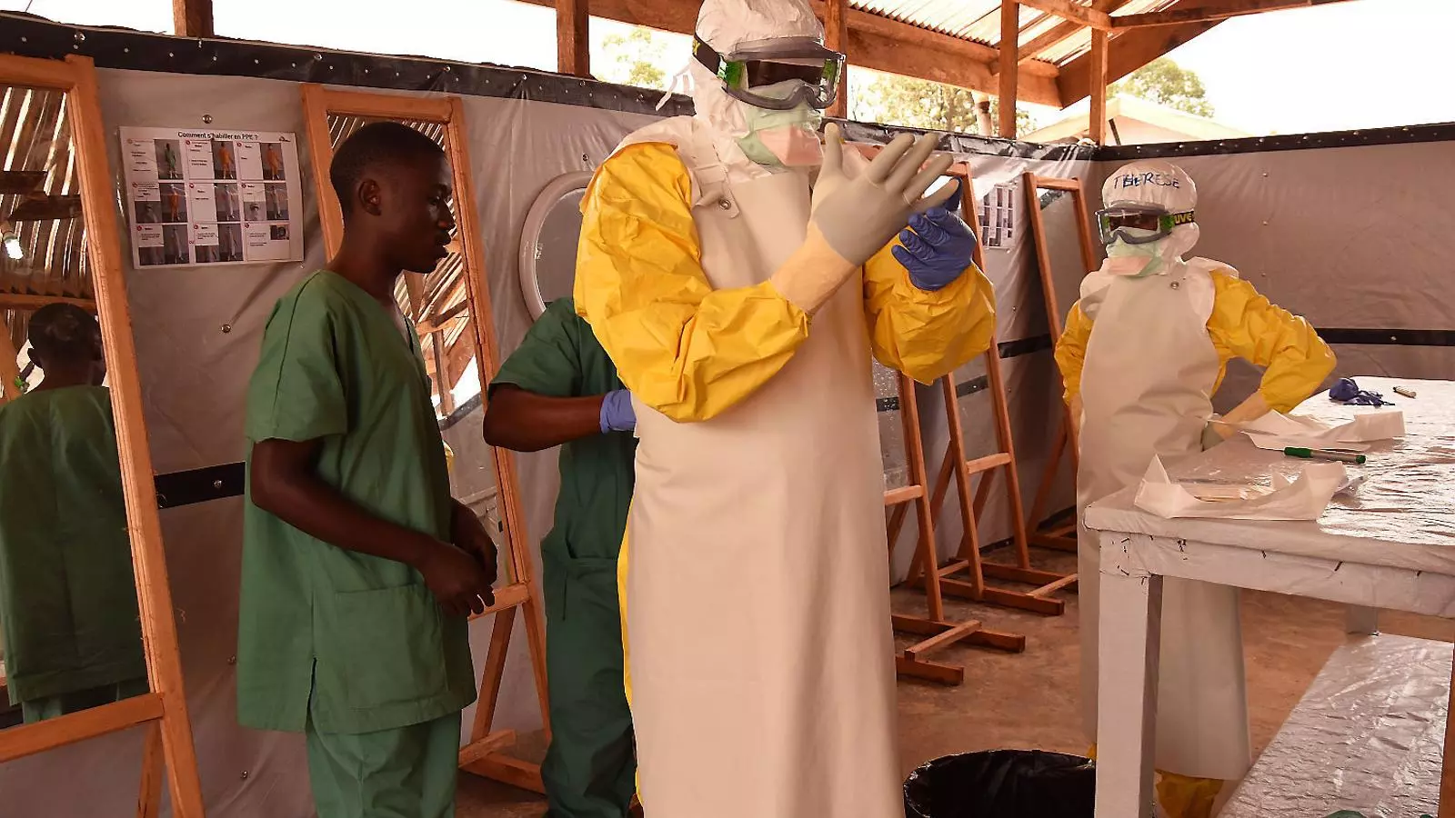 El personal sanitari de MSF es prepara per atendre els pacients amb símptomes d’Ebola al centre que l’ONG té a la localitat congolesa de Beni.
