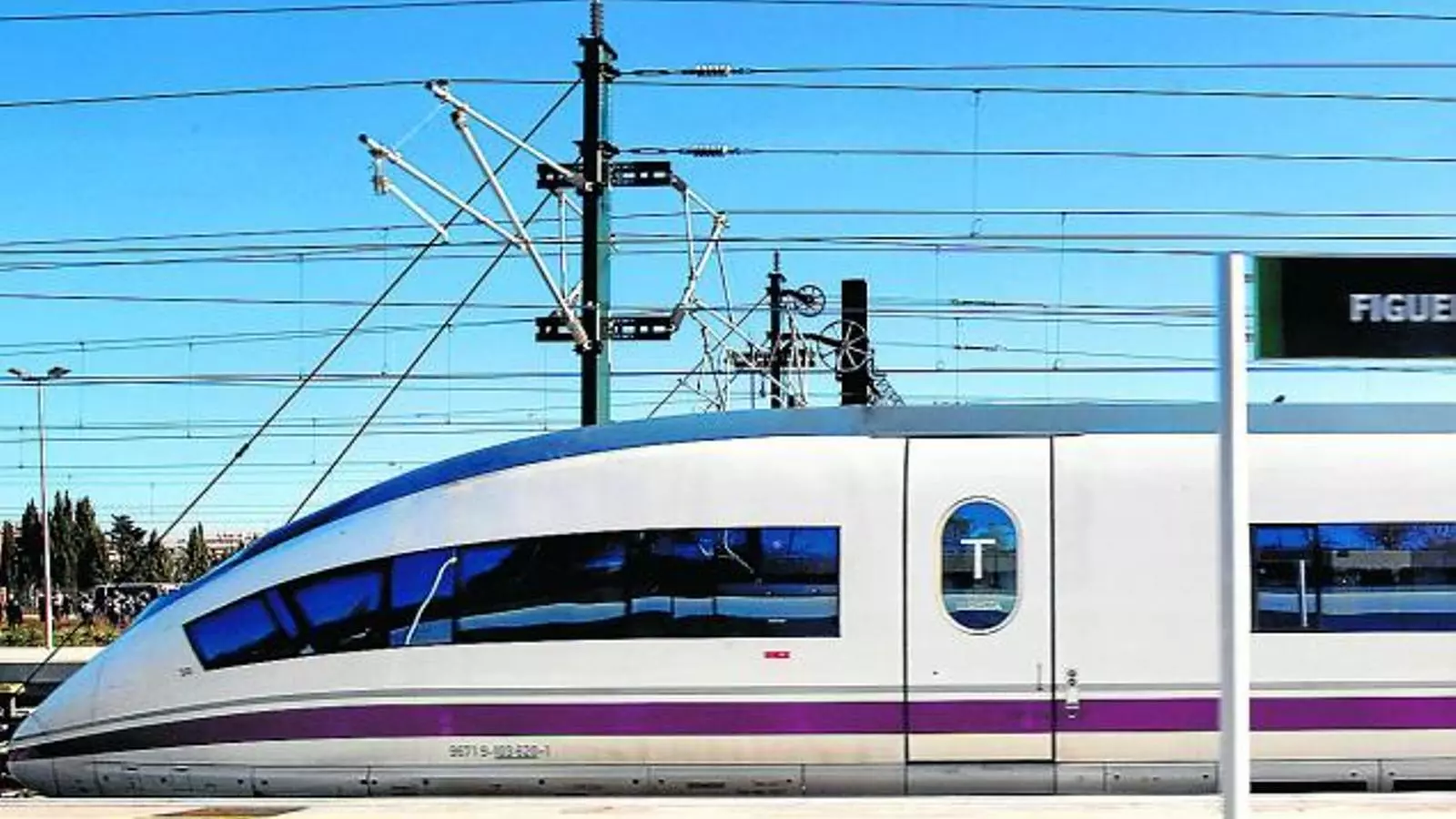 El 9 de gener passat el tren d'alta velocitat va estrenar el trajecte Barcelona-Figueres, 21 anys més tard d'inaugurar-se el traçat entre Madrid i Sevilla.