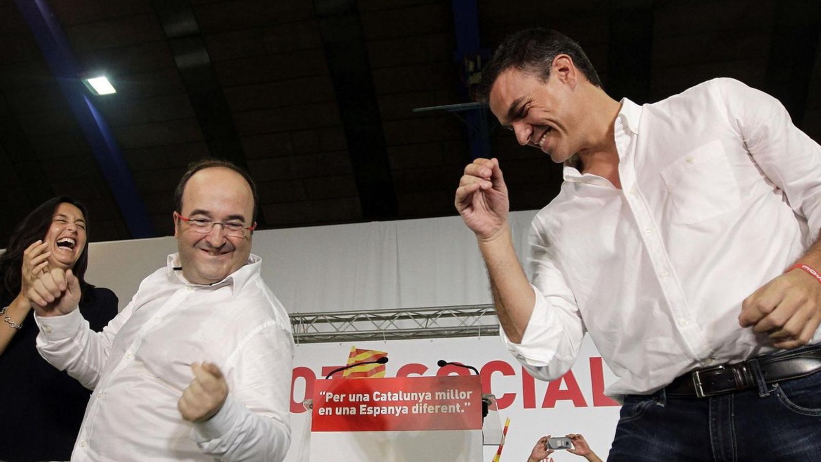 Miquel Iceta y Pedro Sánchez bailando en un mitin el año 2015.