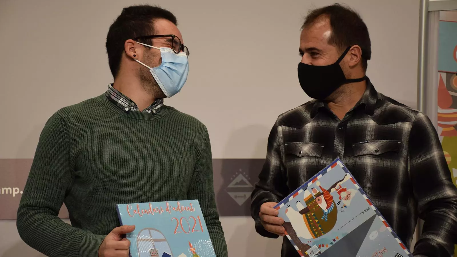 El conseller de Turisme i Reactivació Econòmica, Nino Marot, i el conseller de Cultura i Afers Socials, David Cruz, mostrant els calendaris d'advent que es repartiran als infants de fins a 12 anys censats a la parròquia.