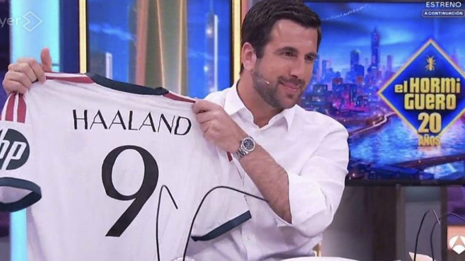 Enrique Riquelme showing Haaland's jersey.