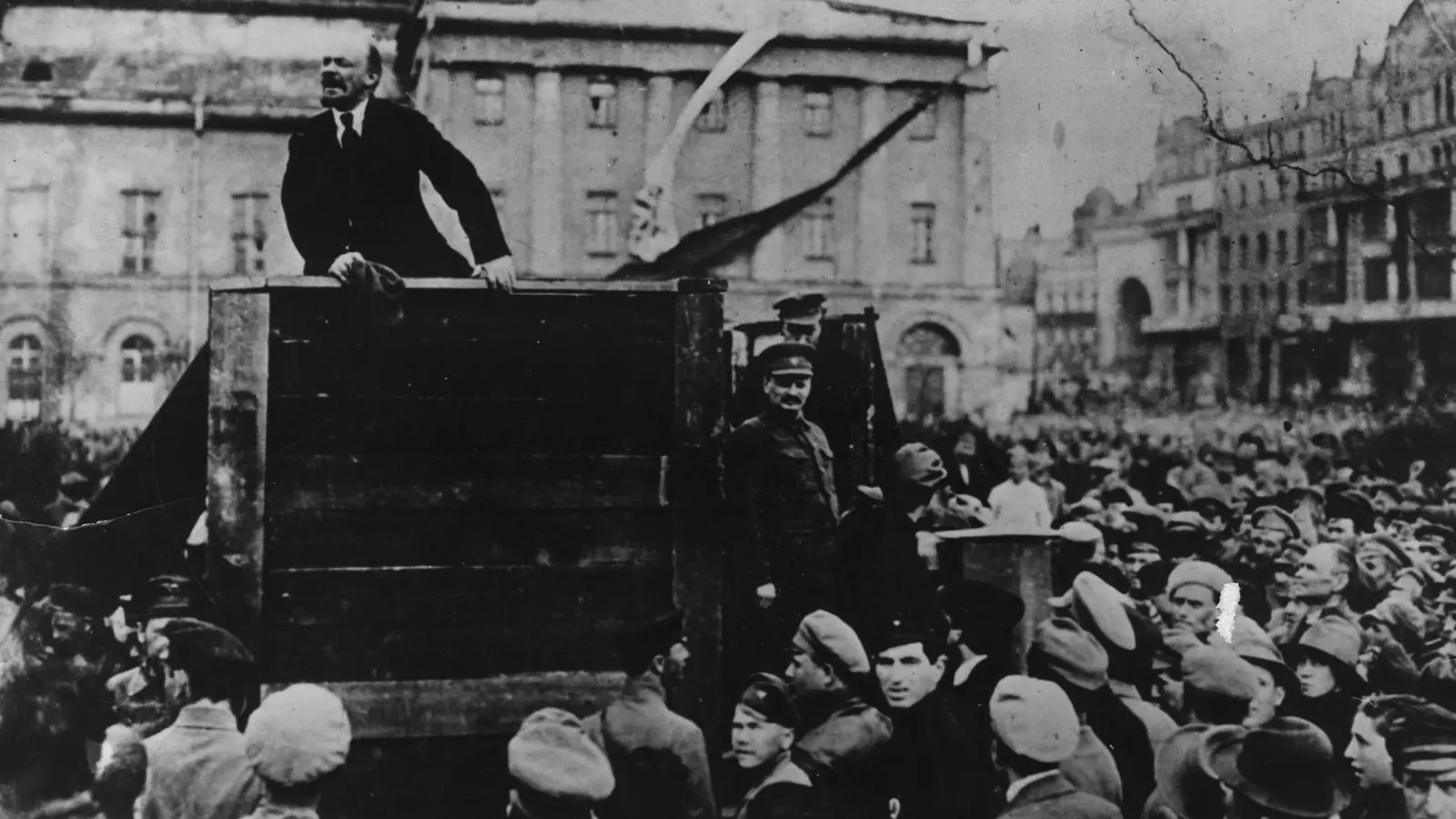 Vladimir Lenin pronunciando un discurso a los hombres del Ejército Rojo que marchaban hacia el frente, el mayo de 1920