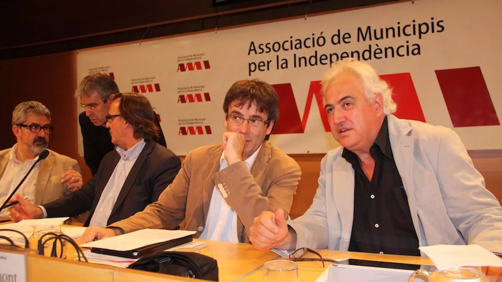 Els promotors de l'Associació de Municipis per la Independència, amb Puigdemont i Vila d'Abadal al mig. Nerea Guisasola / ACN