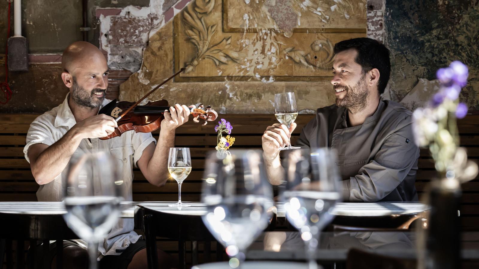 Pep Bielsa and Samuele Lastrucci with an antique violin in the dining room of the Can Violí restaurant in Sants.
