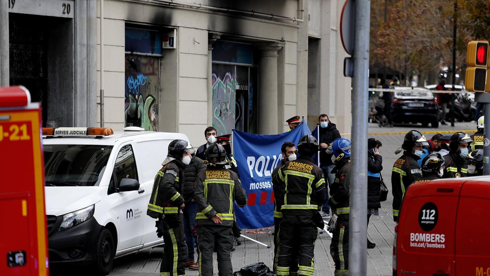 Els Bombers i els Mossos d'Esquadra, treballant on hi ha hagut l'incendi que ha acabat amb la vida de quatre persones a la plaça Tetuan de Barcelona