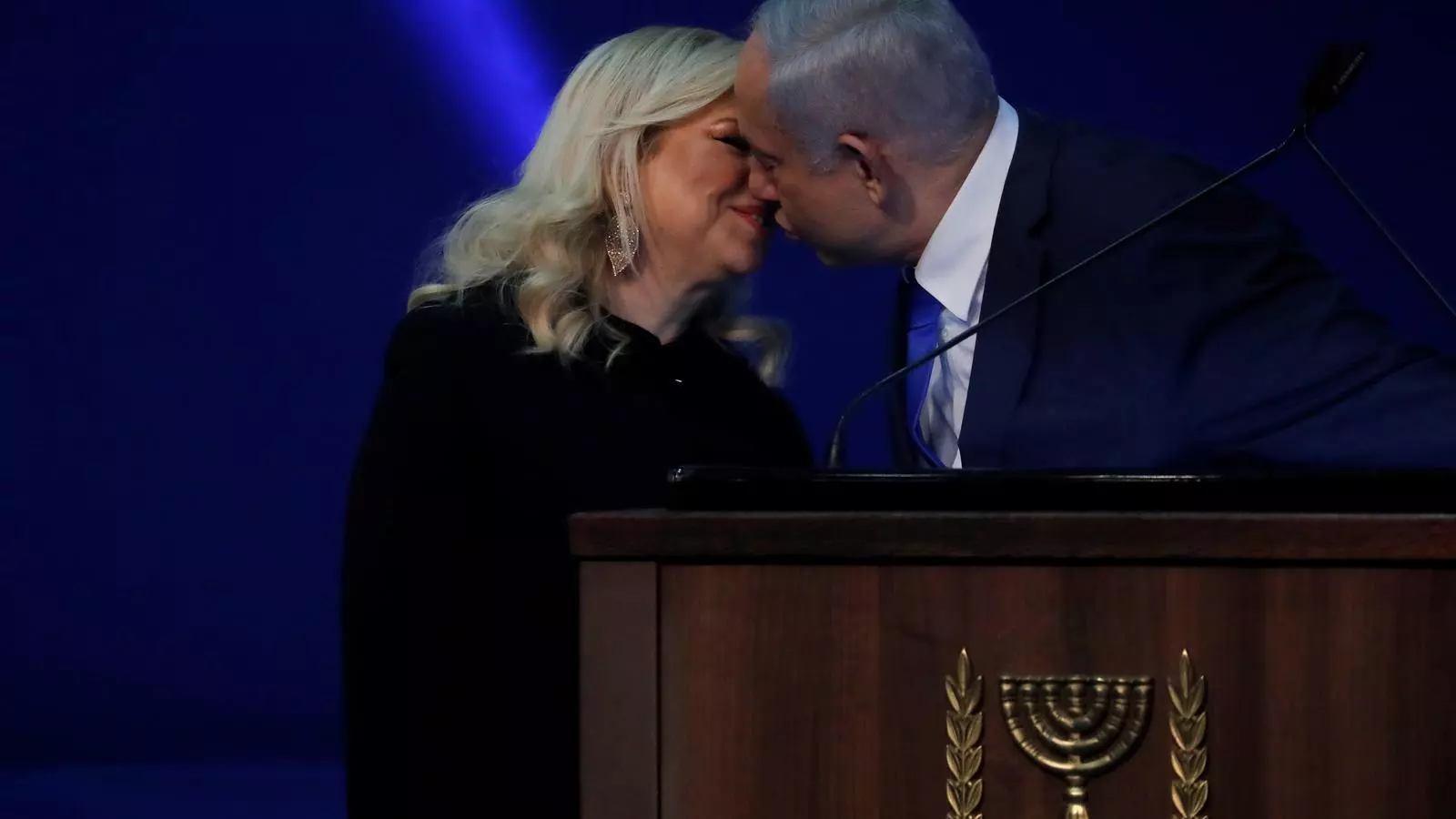 Netanyahu besant la seva esposa Sara, en la nit electoral