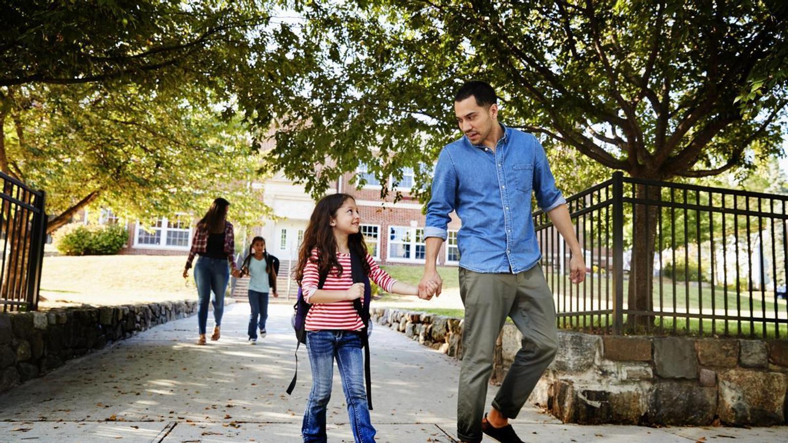 Padres yendo a buscar a los hijos a la escuela.