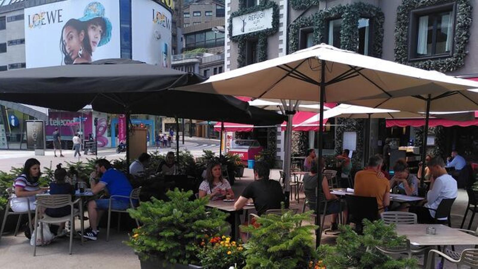 Imatge d'arxiu d'una terrassa a la plaça de la Rotonda, a Andorra la Vella / ARA