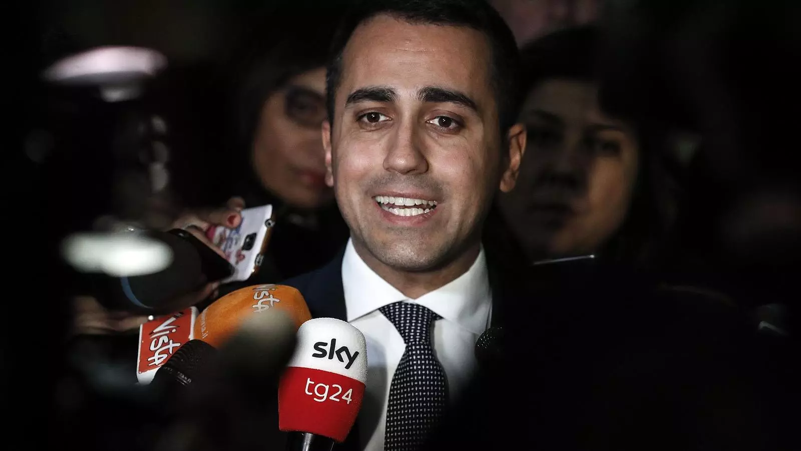 El vicepresident i ministre de Treball italià, Luigi di Maio, carrega contra França davant la premsa.