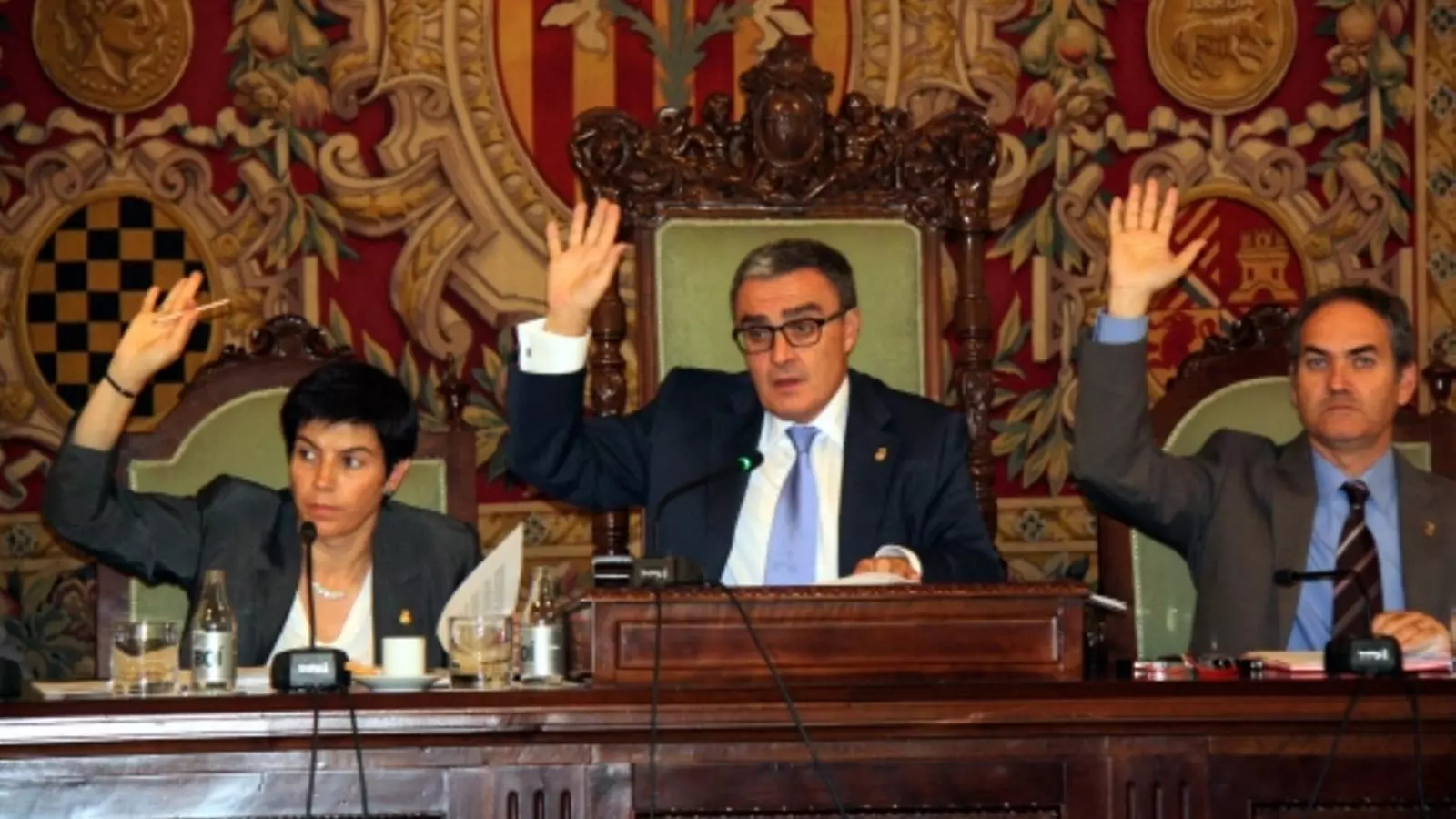 Àngel Ros, al ple de la Paeria de Lleida, votant a favor de l'autodeterminació