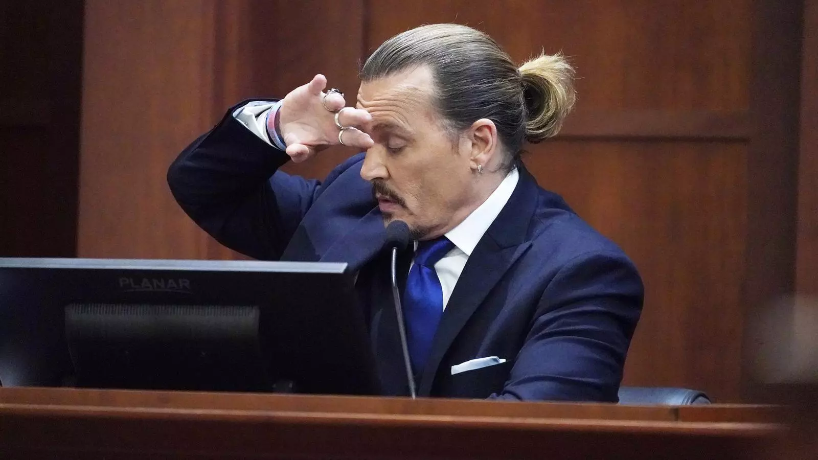 Johnny Depp durant el seu testimoni oral al judici que l'enfronta amb la seva ex, Amber Heard, a la qual acusa de difamació
