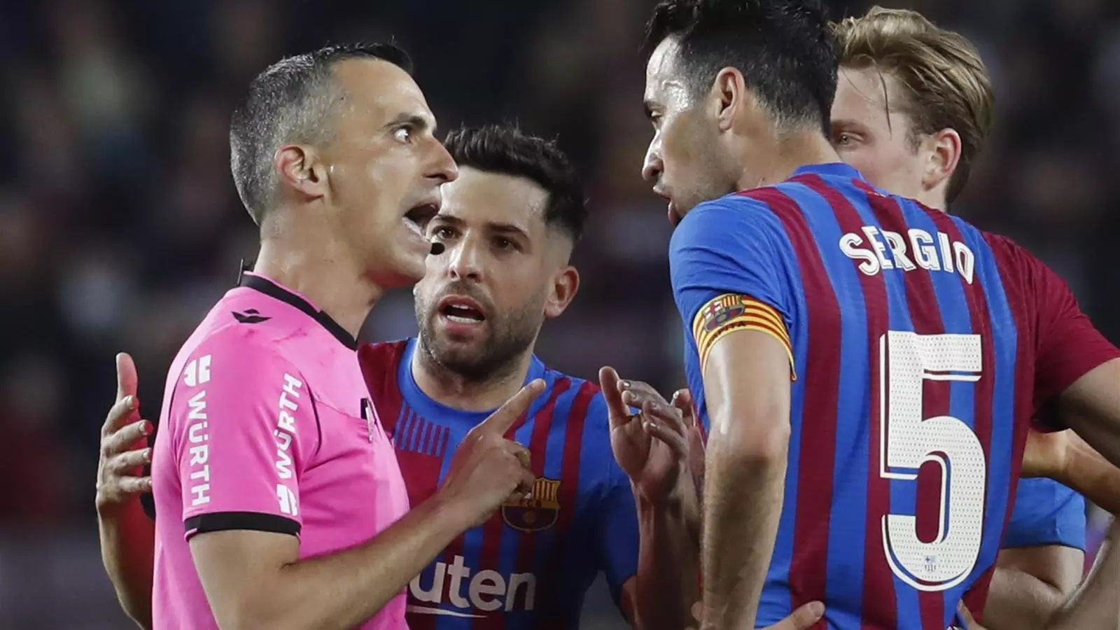 Busquets, protestant durant el partit del Barça contra el Cadis