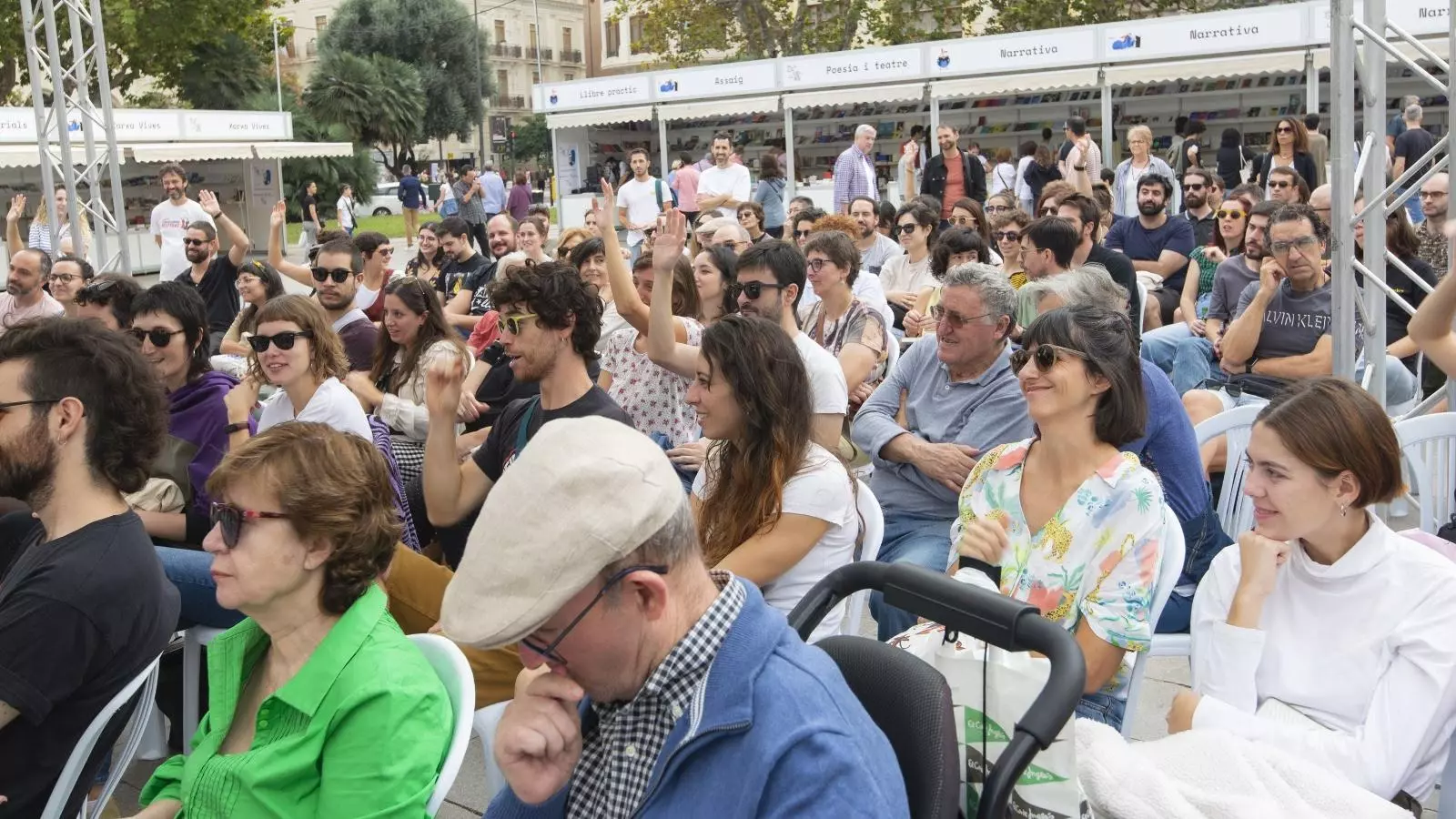 Alguns dels assistents a una de les activitats de la desena edició de la Plaça del Llibre de València.