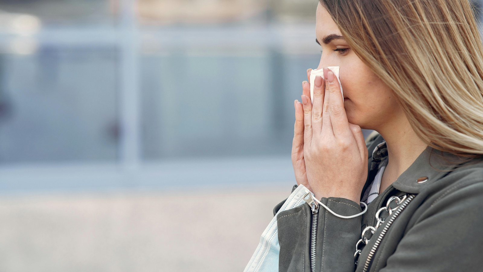 Una noia patint una al·lèrgia.