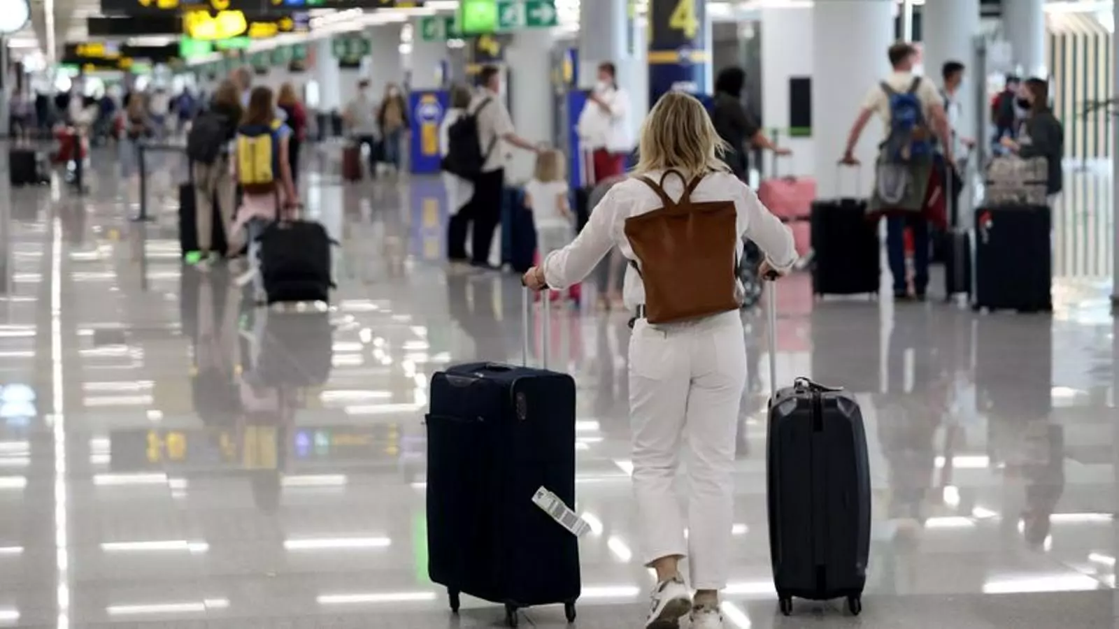 Turistes a l'aeroport de Palma.