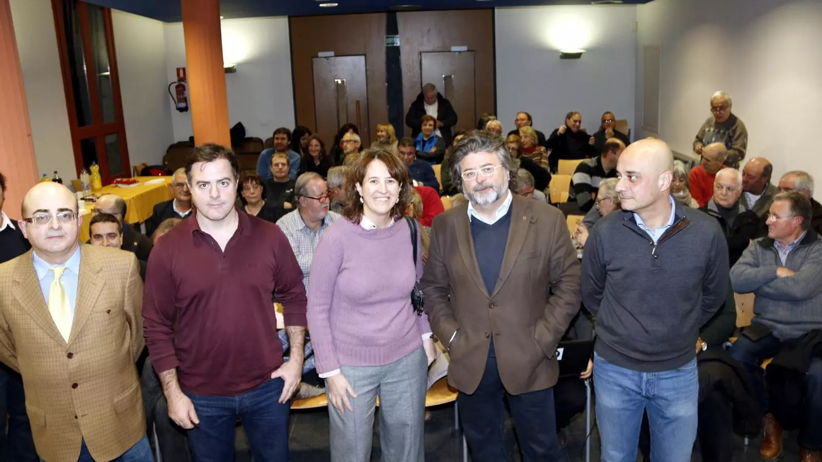 L'economista Elisenda Paluzie, entre Uriel Bertran de Solidaritat i el portaveu de Demòcrates Antoni Castellà, a la Biblioteca de Tàrrega