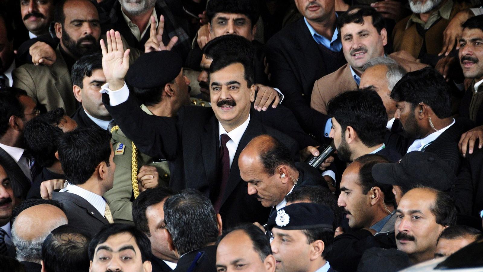 El primer ministre del Pakistan saluda ciutadans que li donen suport a la seva arribada al Suprem. / T. MUGHAL / EFE