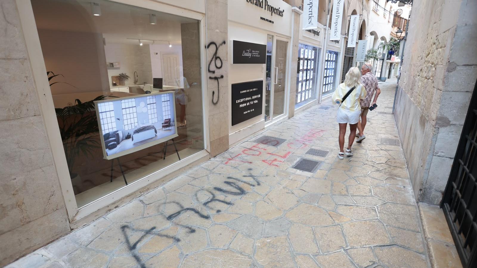 Graffiti vor dem Immobilienunternehmen Strand Properties in Palma