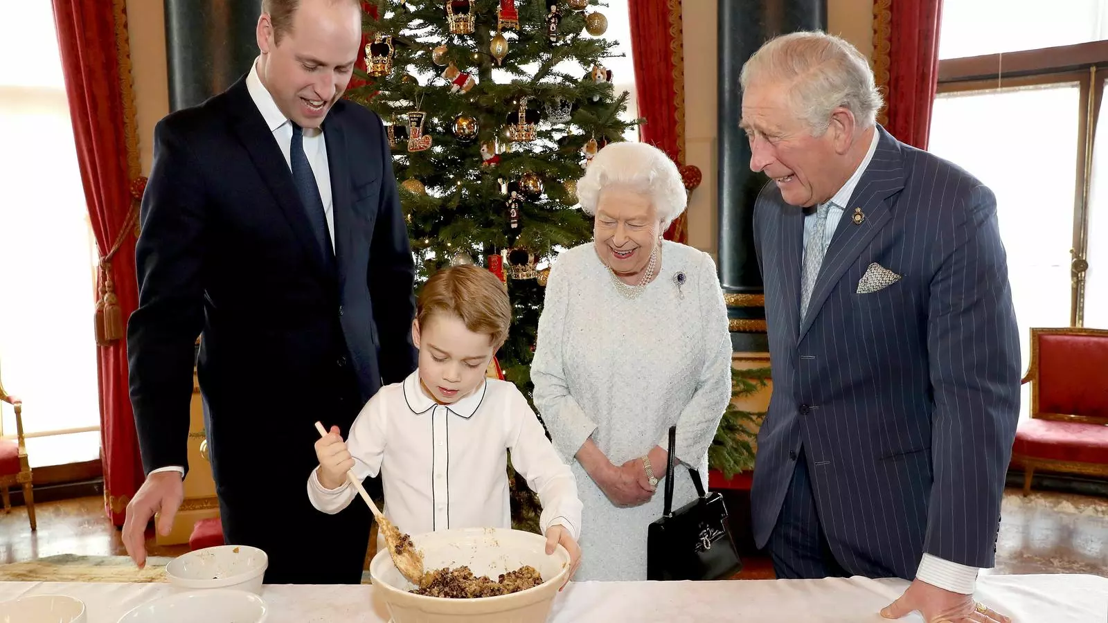 Buckingham reuneix quatre generacions en una foto