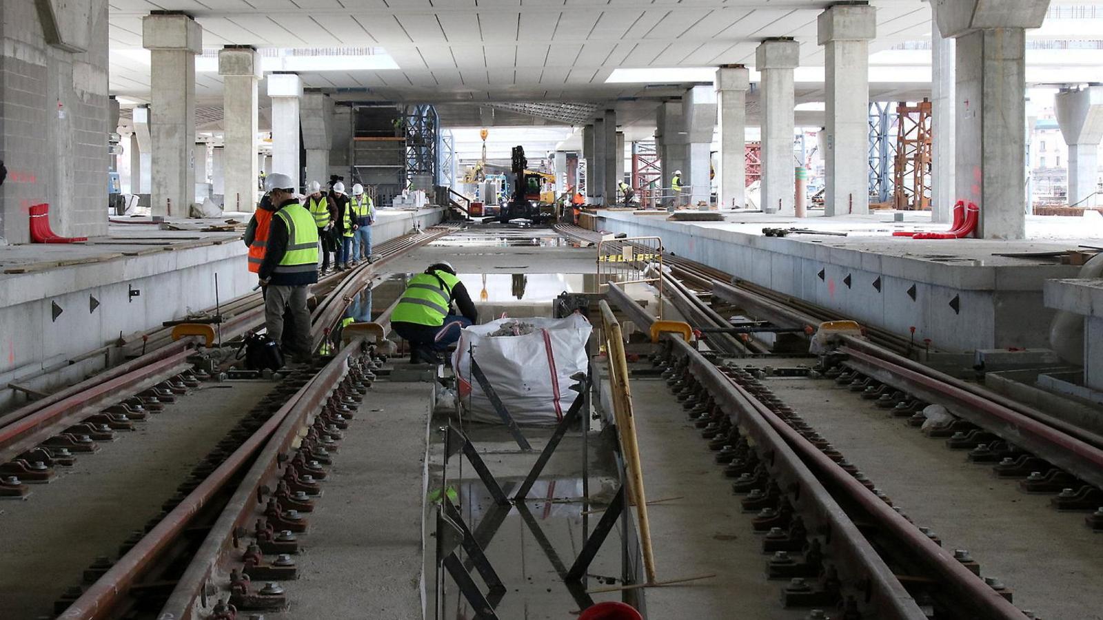 Works at La Sagrera station.