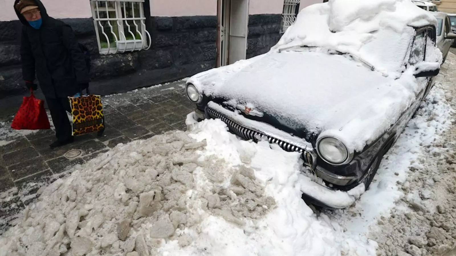 Un cotxe atrapat per la neu a Ucraïna. AFP
