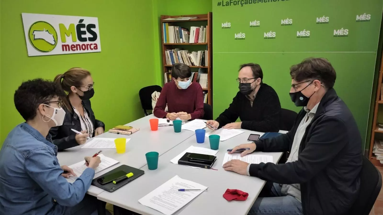 Representants de Més per Menorca i ERC en una reunió celebrada a l'illa.