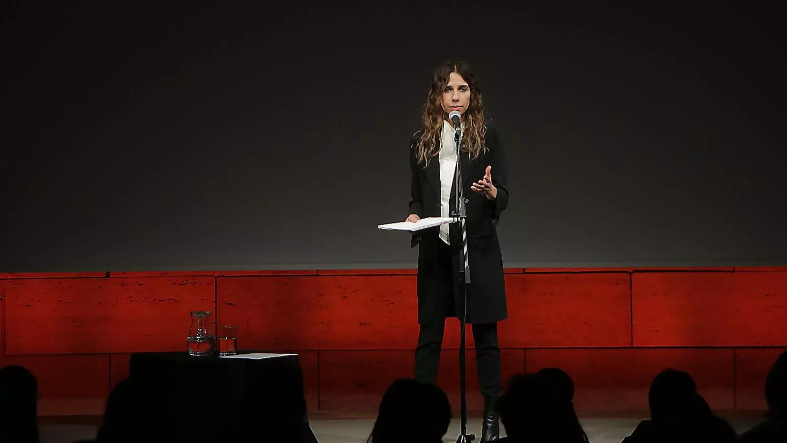 PJ Harvey durant el recital que va tancar el Kosmopolis al CCCB.