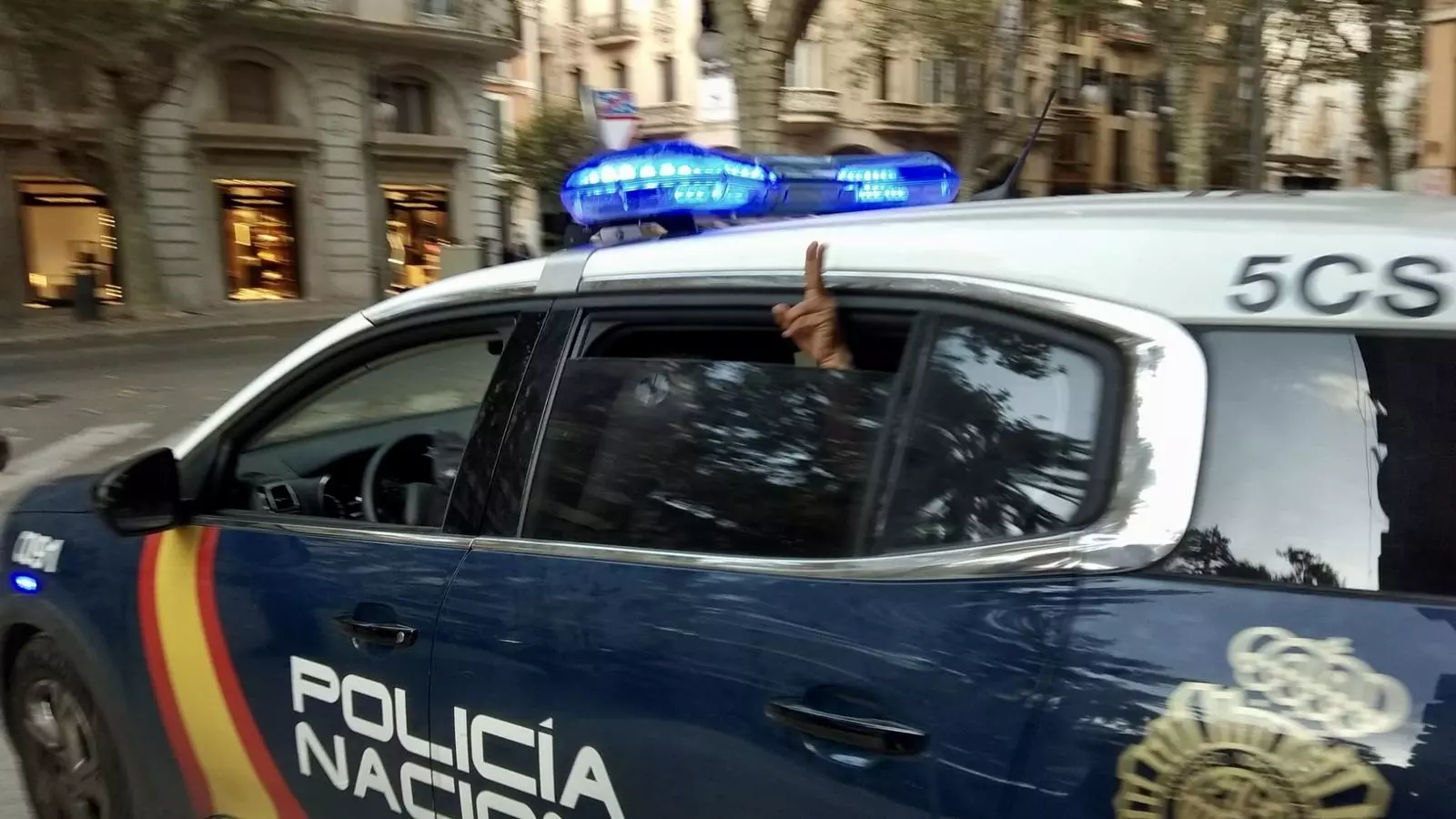 El Ico alça els dits en senyal de victòria a la sortida del Tribunal Superior de Justícia després de declarar
