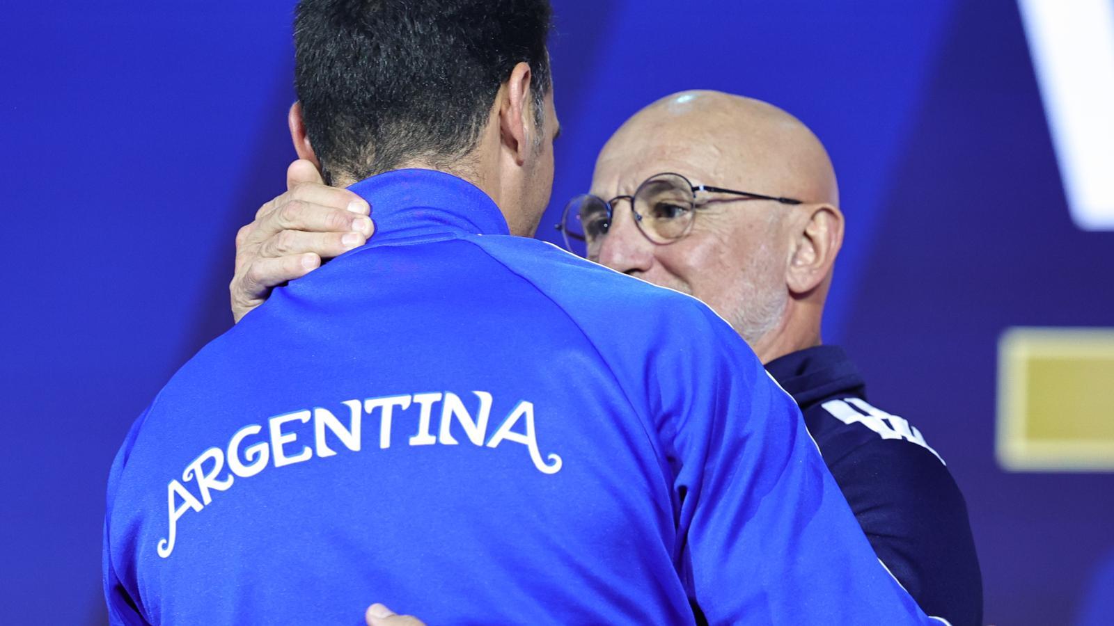 Abrazo entre Lionel Scaloni y Luis de la Fuente en una rueda de prensa previa a la final del Mundial