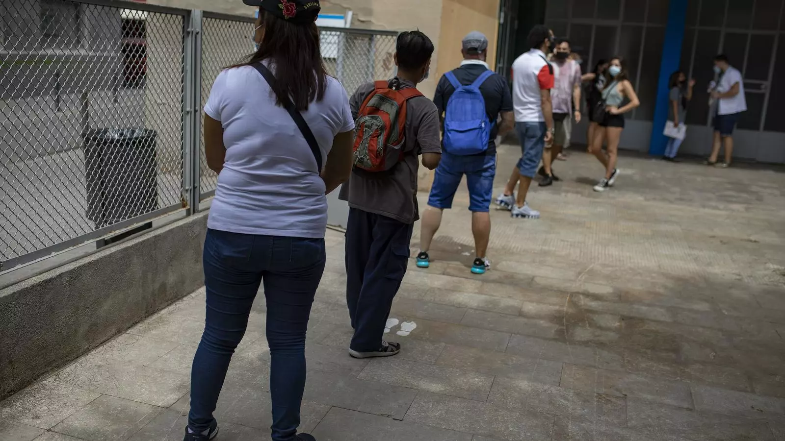 Young people queuing at the annex of the NINGÚN Arrabal Norte.