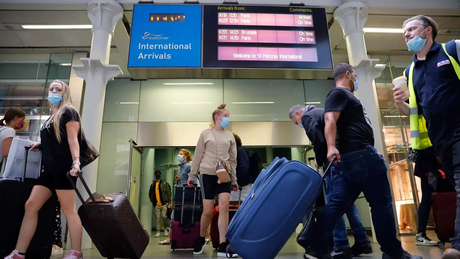 Passatgers a l'estació de St. Pancras, a Londres, després de viatjar a la capital britànica des de França amb un tren Eurostar