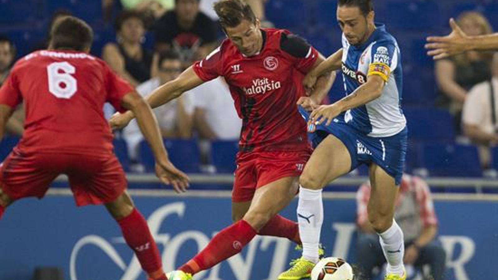 Sergio García, en acció contra el Sevilla