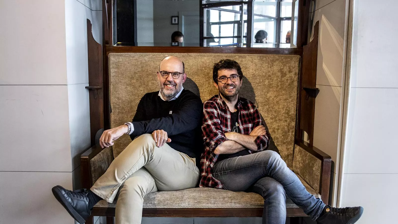 Jordi Basté i Marc Artigau al restaurant de Fermí Puig, on ha tingut lloc la presentació del llibre 'Ningú sabrà qui ets'