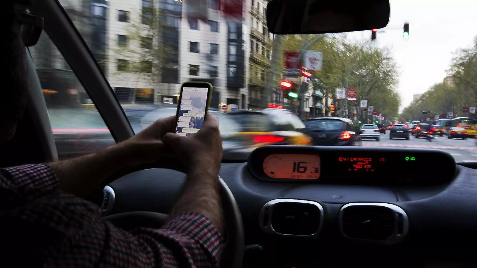 Fer servir el telèfon quan es condueix suposa la retirada de tres punts, però es vol que siguin quatre o sis.