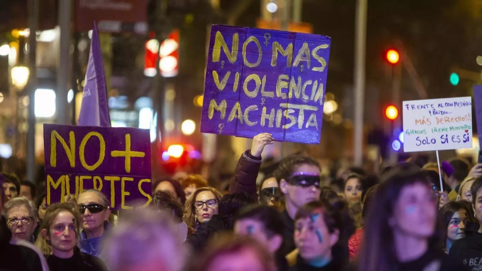 Manifestació contra la violència masclista pel 25-N, a Barcelona.