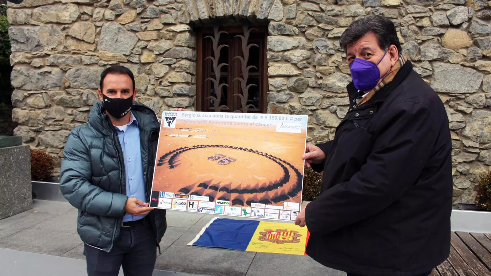 El corredor Sergio Gracia lliura el xec al president d'Assandca, Josep Saravia.