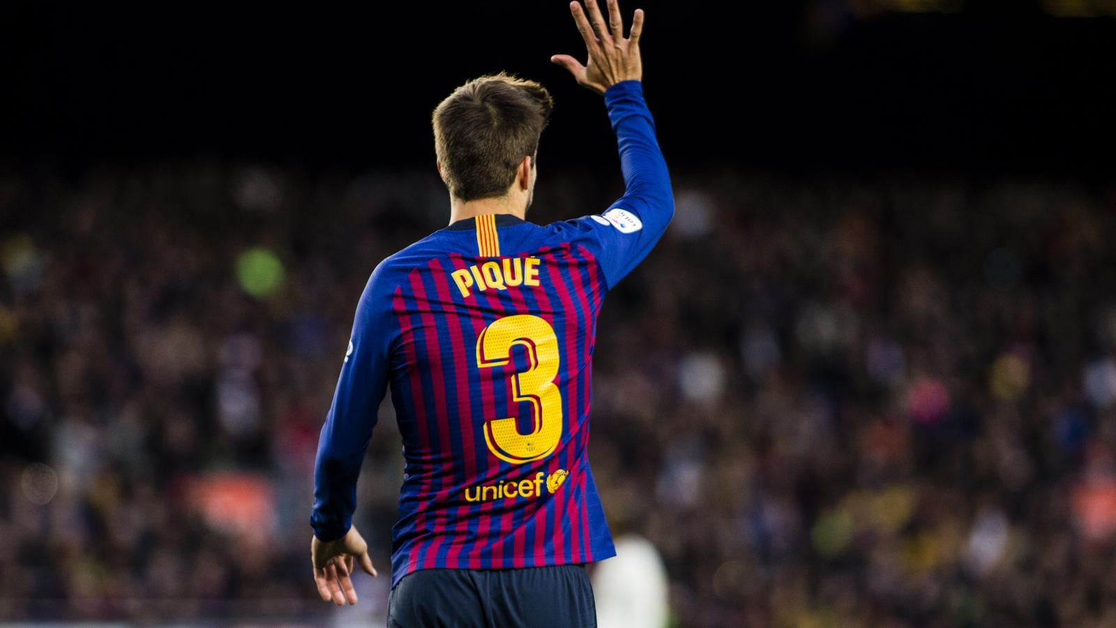 Gerard Piqué assenyalant amb la mà els cinc gols del FC Barcelona el 28 d'octubre de 2018 al Camp Nou de Barcelona