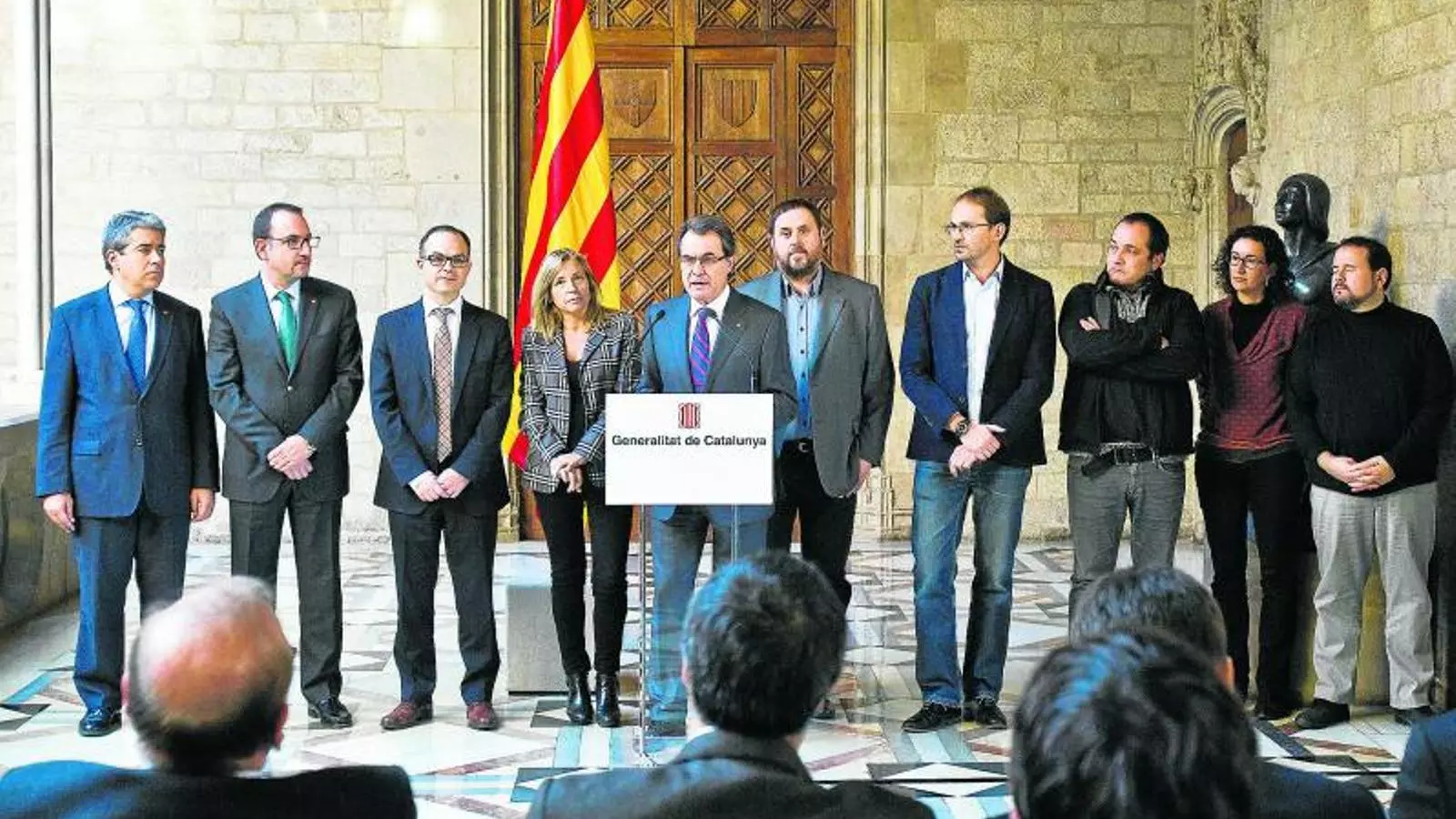 UNA FOTOGRAFIA PER A LA HISTÒRIA
L'estampa ja és històrica: Artur Mas acompanyat pels representants de tots els partits que han segellat l'acord per fer la consulta el 9-N del 2014.
