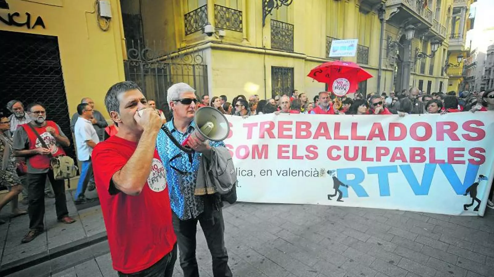 MANIFESTACIÓ
Els treballadors de RTVV protestant ahir davant del Palau de la Generalitat.
