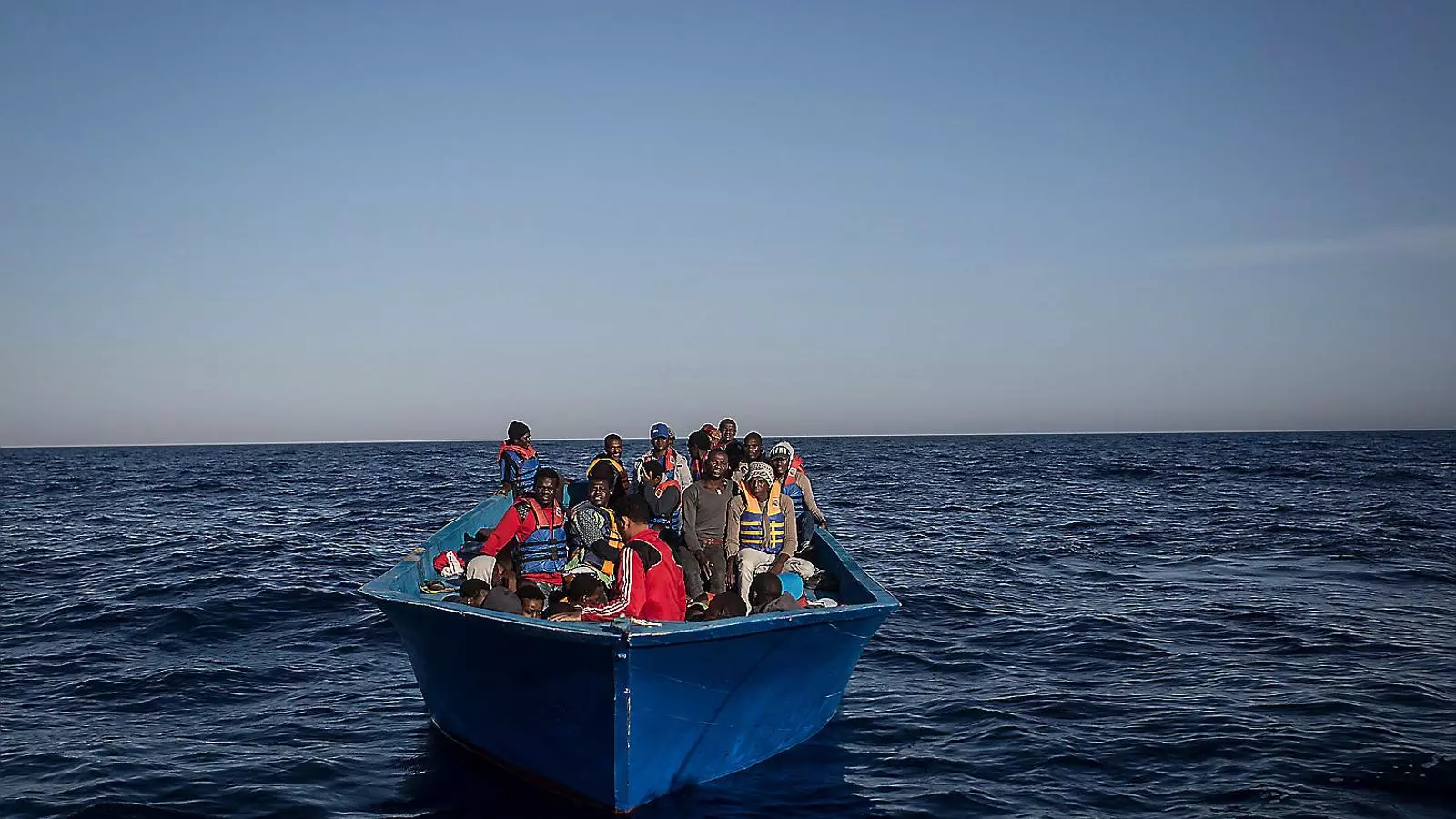 Migrants en una petita pastera a la Mediterrània central esperen ser rescatats.