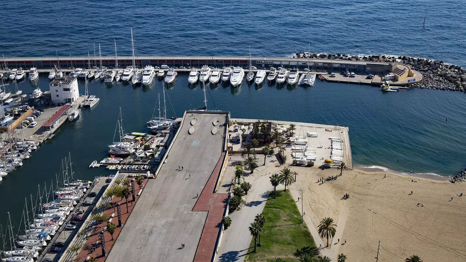 01. Un detall de les carrosses dels Reis d’Orient, guardades al magatzem. 02. El moll de la Marina, on es construirà un túnel per connectar el port amb la platja.