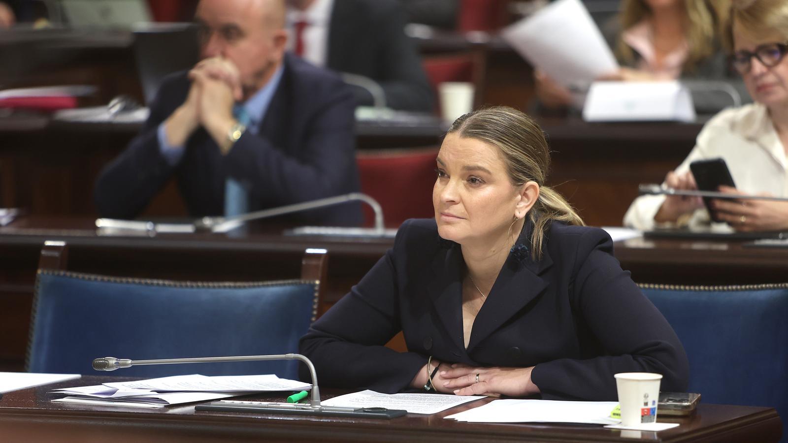 La presidenta del Govern, Marga Prohens, al Parlament.