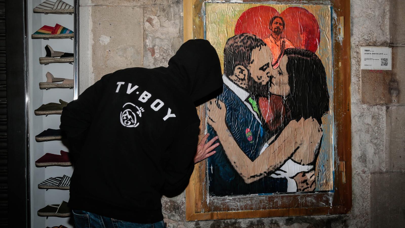 Isabel Díaz Ayuso i el líder de Vox Santiago Abascal en un grafitti