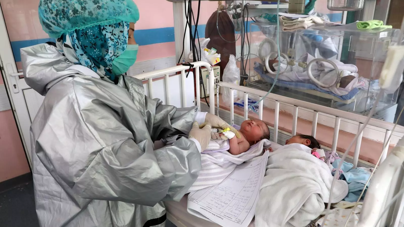 Una infermera amb un nadó acabat de néixer en una maternitat de Kabul.