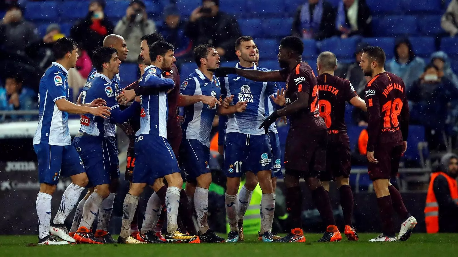 Umtiti s'encara als jugadors de l'Espanyol