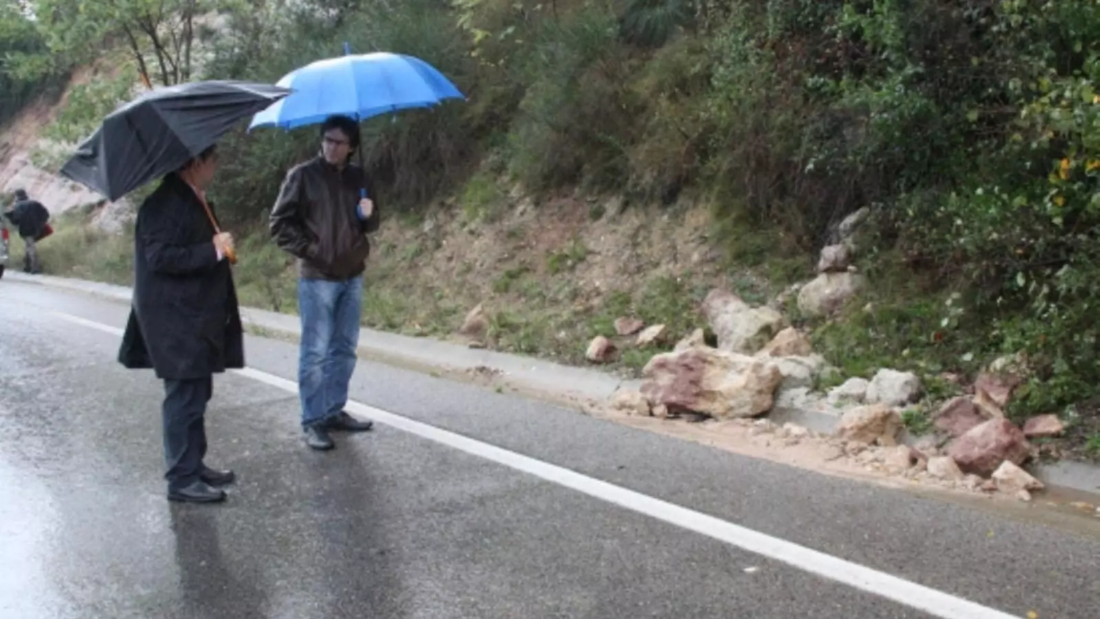 Imatge de l'alcalde de Girona, Carles Puigdemont, que ha visitat l'esllavissada del carrer Emili Grahit. / NEREA GUISASOLA / ACN
