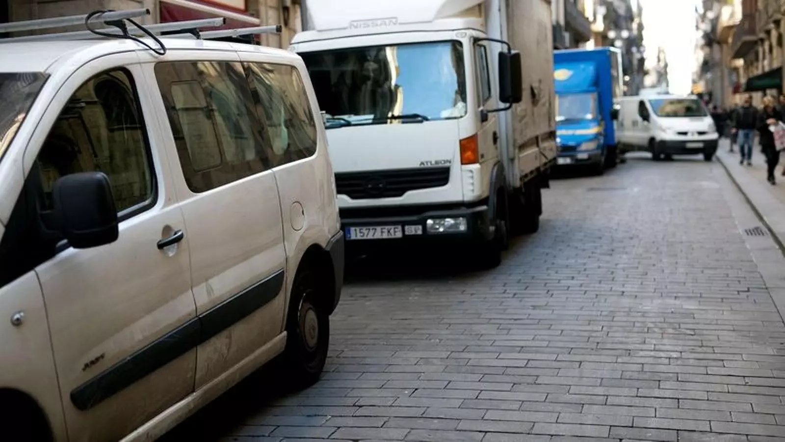 Camions, furgonetes i vehicles comercials a un carrer de Barcelona.
