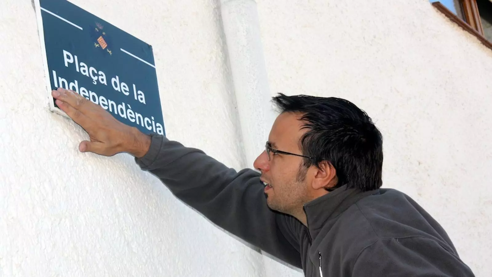 El moment del canvi de placa de la plaça d'Espanya pel de la Independència a Tàrrega