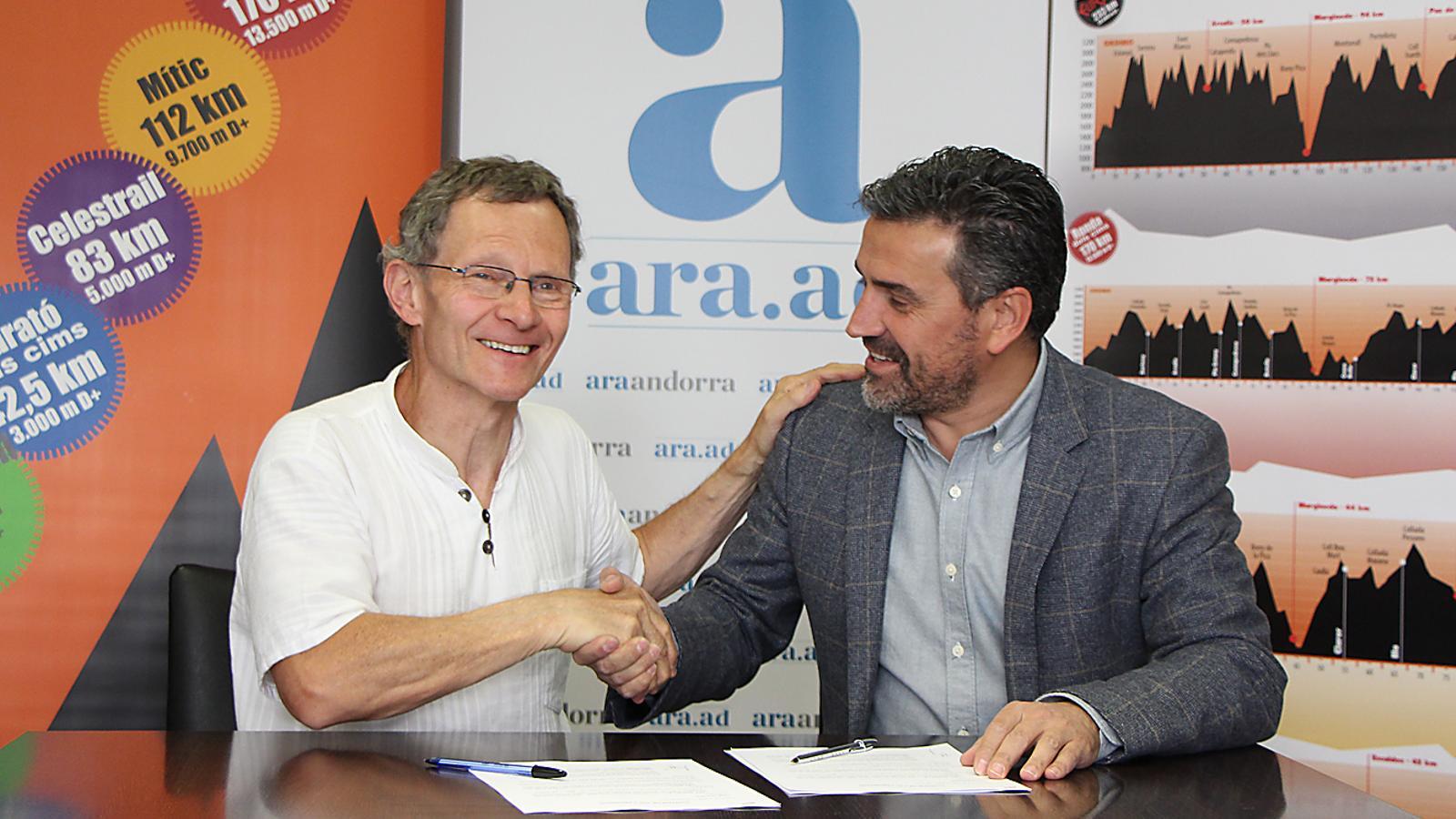 Gerard Martínez i Àlex Terés, durant la signatura de l'acord / M.T.