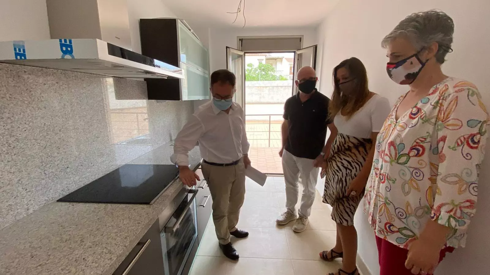 El conseller Josep Marí, el batle de sa Pobla Llorenç Gelabert, la gerent de l'Ibavi, Cris Ballester, i la regidora Xisca Mir.